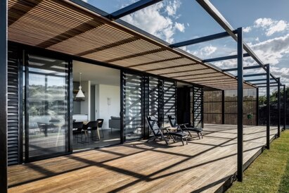 กันสาดโปร่งแสง vs ทึบแสง เลือกแบบไหนให้ตอบโจทย์บ้านคุณ?